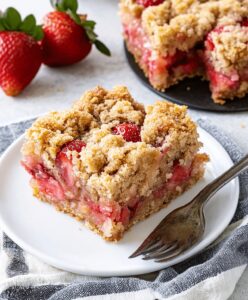 Quick Strawberry Rhubarb Crumb Bars Recipe
